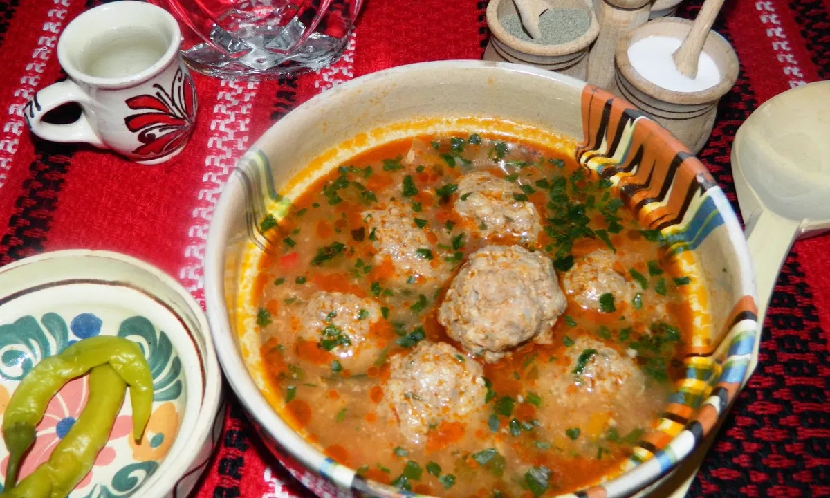 Deliciul tradițional reinterpretat Cea mai bună rețetă de ciorbă de perișoare Deliciul tradițional reinterpretat Cea mai bună rețetă de ciorbă de perișoare